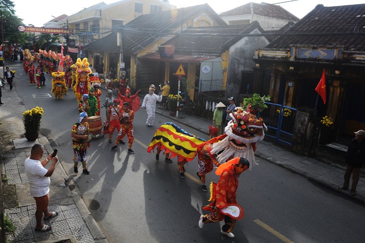 http://static.baovanhoa.vn/zoom/750_500/Portals/0/EasyGalleryImages/1/68539/múa-thiên-cẩu--lân-sư-rồng-trên-phố-cổ-Hội-An-(5).JPG