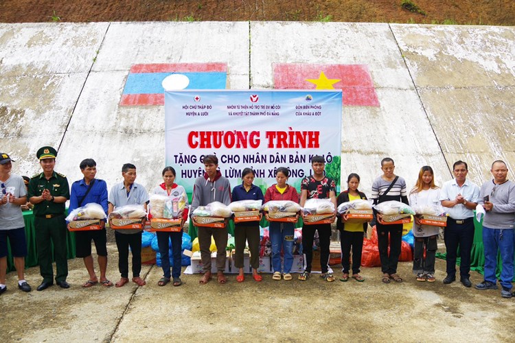 Tuyên truyền và tặng quà cho nhân dân vùng biên giới Việt - Lào - Anh 2