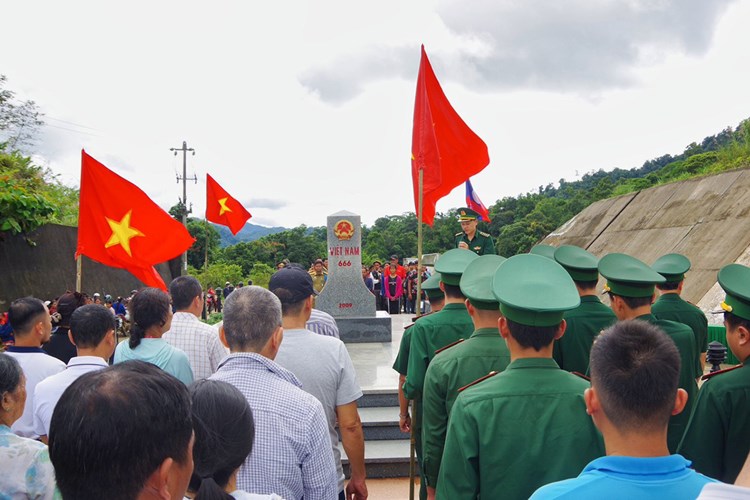 Tuyên truyền và tặng quà cho nhân dân vùng biên giới Việt - Lào - Anh 1