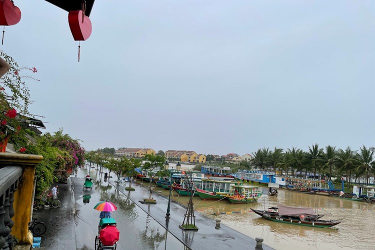 Quảng Nam cảnh báo lũ, yêu cầu các hồ thủy điện không gây dòng chảy đột biến - Anh 1