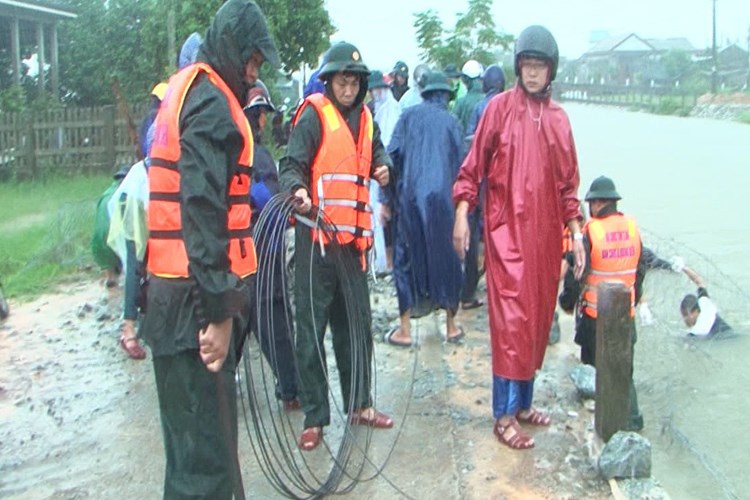 Thừa Thiên Huế: Gần 100 người đội mưa lớn rọ đá, đắp đê chống sạt lở - Anh 1
