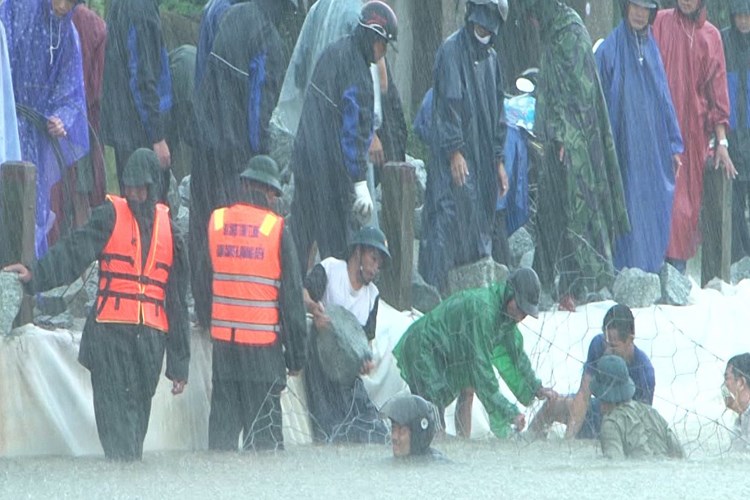 Thừa Thiên Huế: Gần 100 người đội mưa lớn rọ đá, đắp đê chống sạt lở - Anh 3