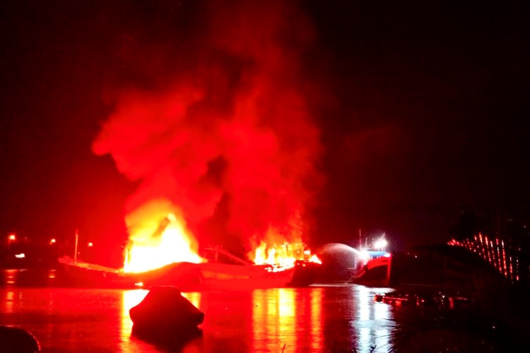Quảng Ngãi: Thăm, động viên gia đình ngư dân bị cháy tàu cá - Anh 4