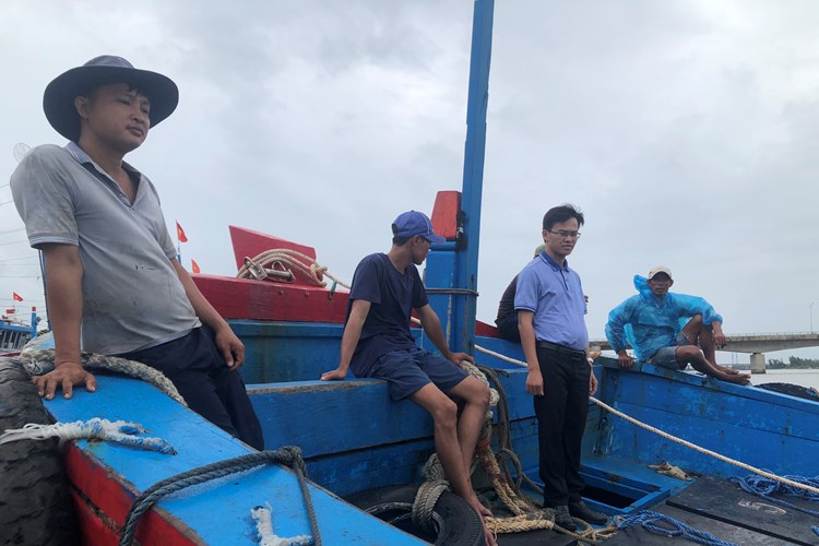 Quảng Ngãi: Thăm, động viên gia đình ngư dân bị cháy tàu cá - Anh 1