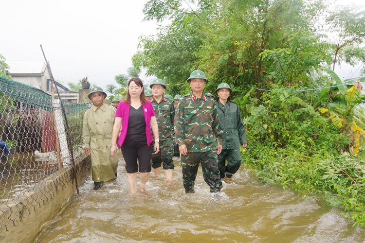 Lãnh đạo Quân khu 4 thăm và tặng quà người dân vùng lũ ở Thừa Thiên Huế - Anh 1
