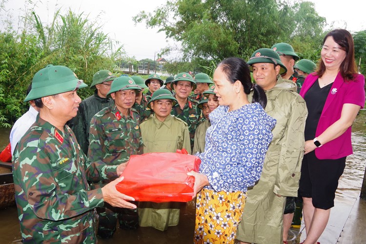 Lãnh đạo Quân khu 4 thăm và tặng quà người dân vùng lũ ở Thừa Thiên Huế - Anh 2