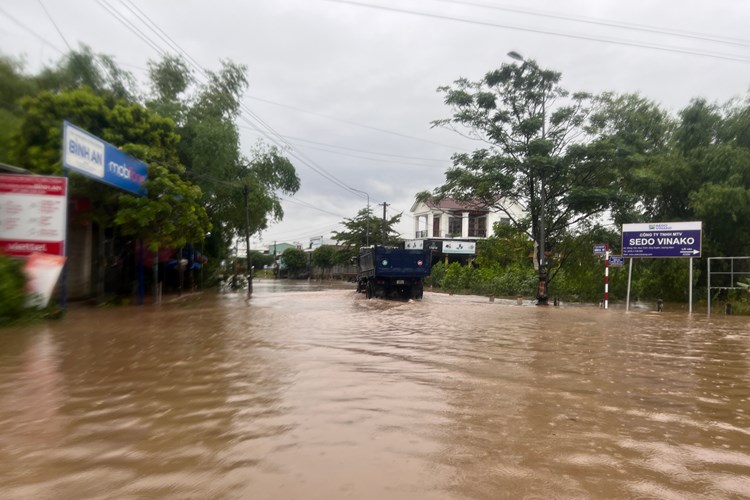Quảng Nam: Lũ trên các sông Vu Gia, Thu Bồn và Tam Kỳ đang lên, sơ tán 112 hộ dân - Anh 1