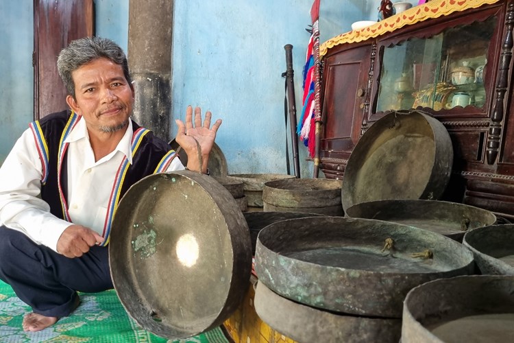 Tiếng chiêng ngân vang ở làng Tà Vót - Anh 1