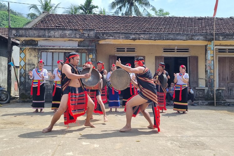 Tiếng chiêng ngân vang ở làng Tà Vót - Anh 3