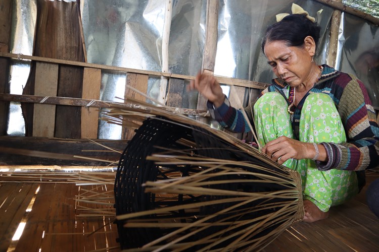 Quảng Ngãi: Người Hrê gìn giữ nghề đan lát truyền thống - Anh 1
