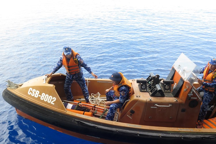 Tàu Cảnh sát biển cấp cứu ngư dân bị tai biến trên biển - Anh 1