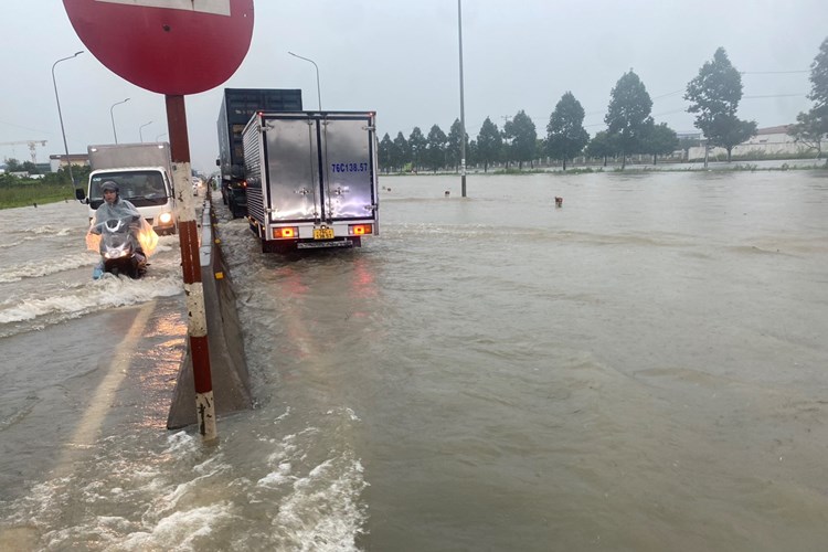 Quảng Ngãi: Mưa lớn gây ngập nhiều đoạn trên Quốc lộ 1A - Anh 1