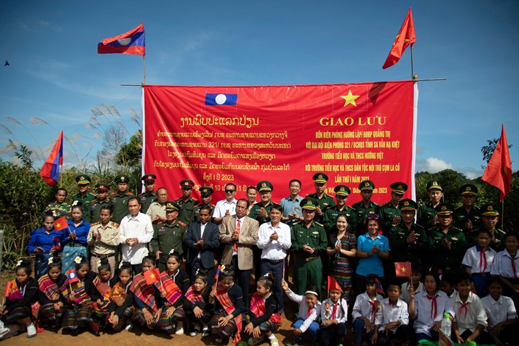 Giao lưu và tặng quà cho lực lượng bảo vệ biên giới, giáo viên, học sinh Việt Nam - Lào - Anh 1