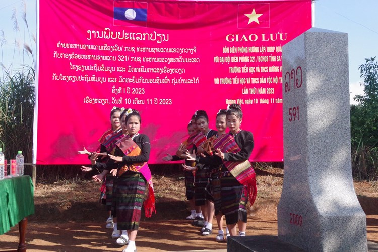 Giao lưu và tặng quà cho lực lượng bảo vệ biên giới, giáo viên, học sinh Việt Nam - Lào - Anh 2