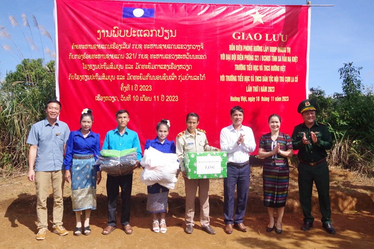 Giao lưu và tặng quà cho lực lượng bảo vệ biên giới, giáo viên, học sinh Việt Nam - Lào - Anh 3