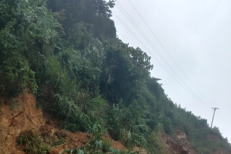 Quảng Nam: Mưa lớn gây sạt lở trên núi, lũ trên sông dâng cao - Anh 1