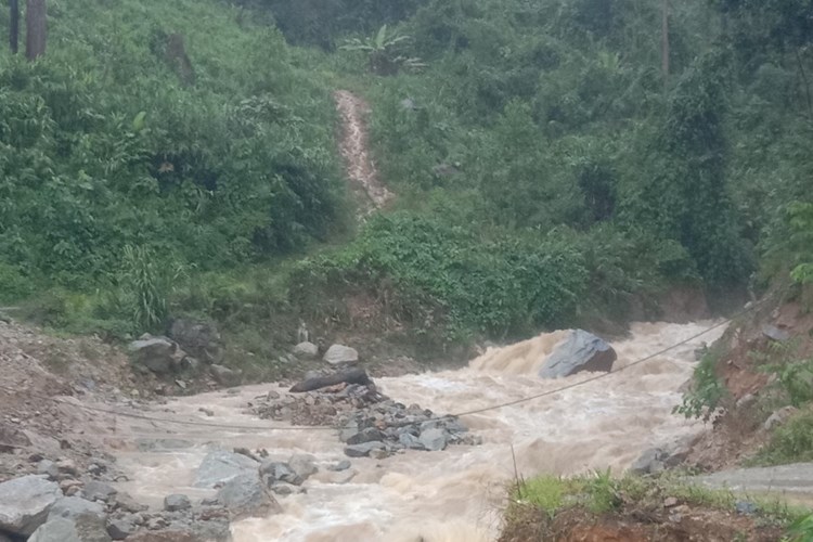 Quảng Nam: Mưa lớn gây sạt lở trên núi, lũ trên sông dâng cao - Anh 2