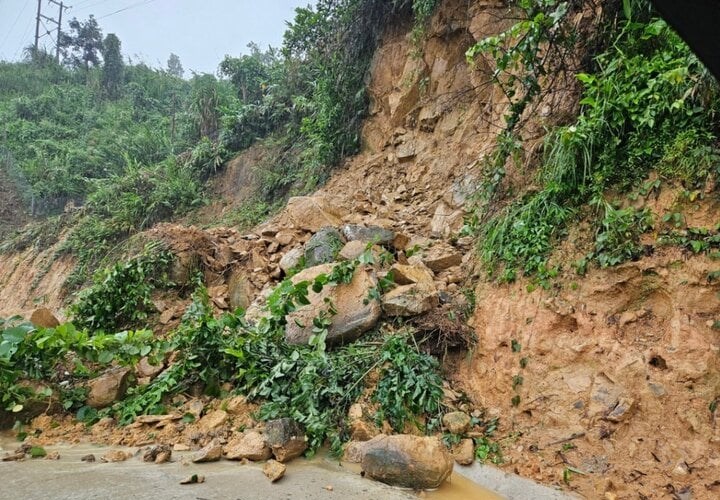 Quảng Nam: Lũ trên các sông đang lên, nguy cơ ngập lụt sâu trên diện rộng - Anh 2