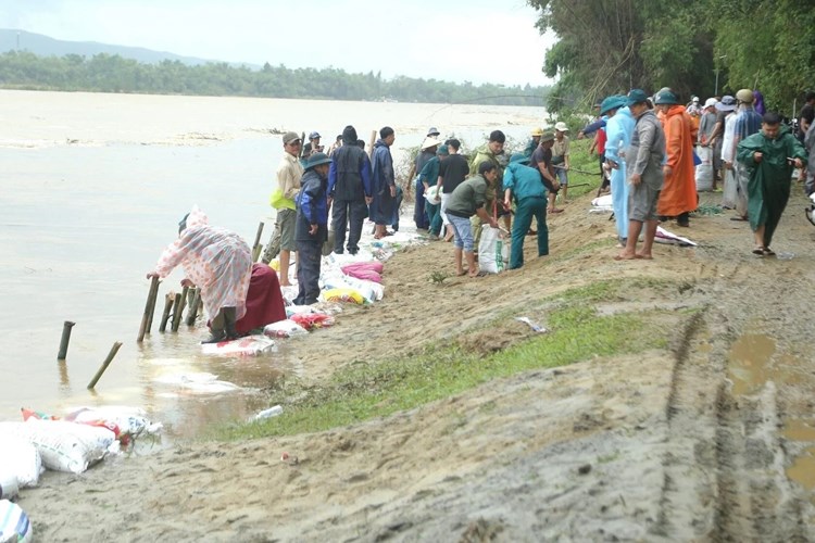 Quảng Nam: Lũ trên các sông đang lên, nguy cơ ngập lụt sâu trên diện rộng - Anh 3