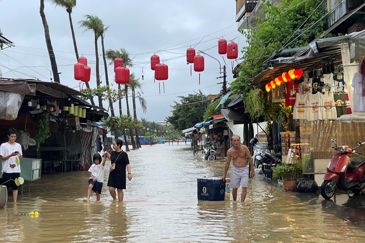 Quảng Nam: Lũ trên các sông đang lên, nguy cơ ngập lụt sâu trên diện rộng - Anh 1