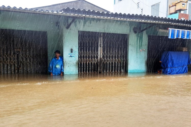 Thừa Thiên Huế: Còn gần 6.200 nhà bị ngập, giao thông ở nhiều địa bàn vẫn chia cắt - Anh 1