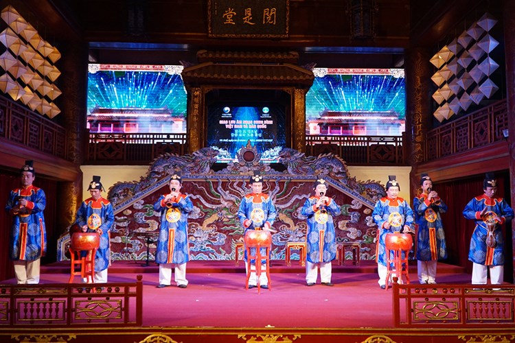 Thừa Thiên Huế đẩy mạnh hợp tác và giao lưu văn hóa nghệ thuật với Hàn Quốc - Anh 2