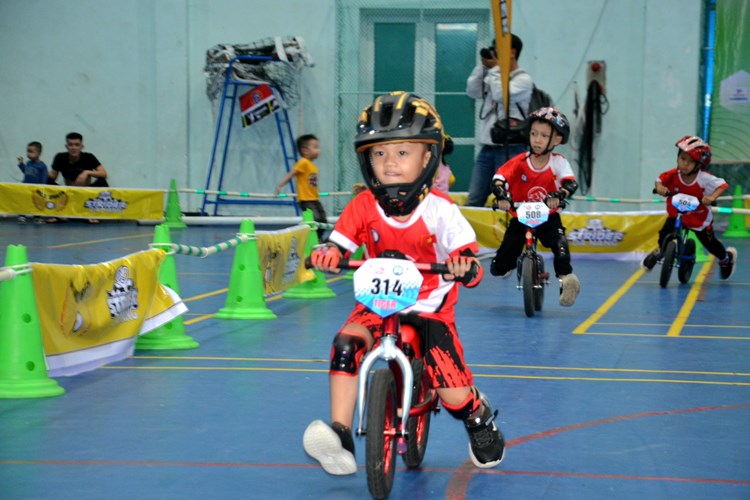 Quảng Ngãi: Sôi nổi giải đua xe thăng bằng cho trẻ em - Anh 2