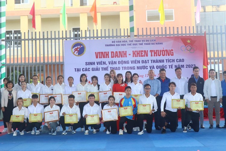 Đại học TDTT Đà Nẵng khen thưởng sinh viên, VĐV đạt thành tích xuất sắc - Anh 2