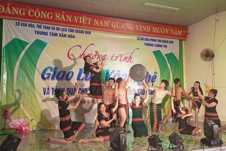 Giao lưu, biểu diễn văn nghệ tại các xã khu vực biên giới Nam Giang - Anh 2