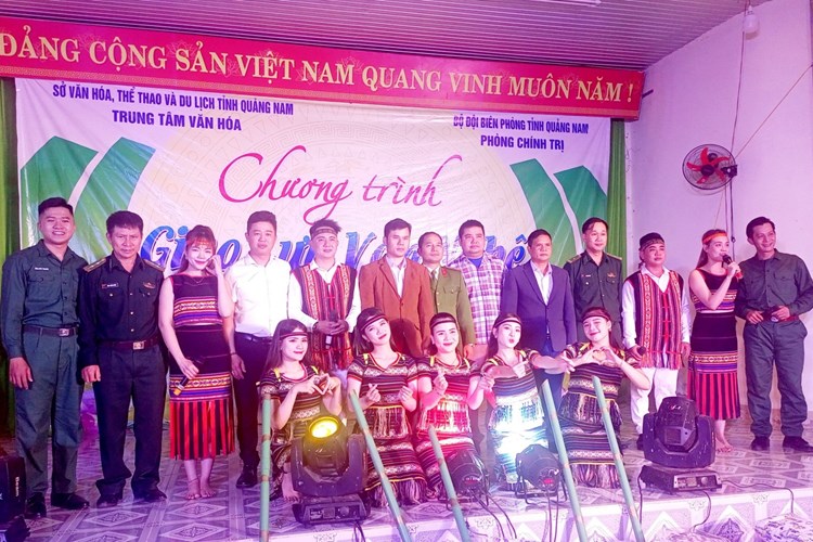 Giao lưu, biểu diễn văn nghệ tại các xã khu vực biên giới Nam Giang - Anh 1
