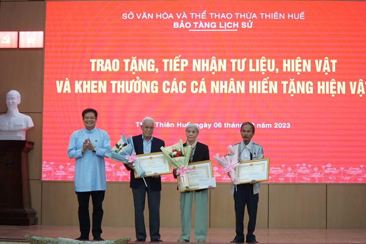 Bảo tàng Lịch sử tỉnh Thừa Thiên Huế tiếp nhận gần 80 hiện vật, tư liệu quý được hiến tặng - Anh 2