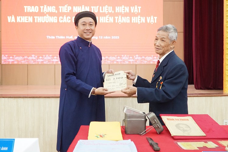 Bảo tàng Lịch sử tỉnh Thừa Thiên Huế tiếp nhận gần 80 hiện vật, tư liệu quý được hiến tặng - Anh 1