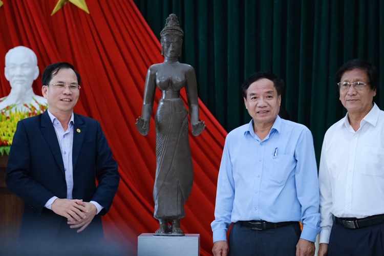 Chính thức bàn giao hai chi tiết liên quan Bảo vật quốc gia Tượng Bồ tát Tara cho Bảo tàng Chăm Đà Nẵng - Anh 2