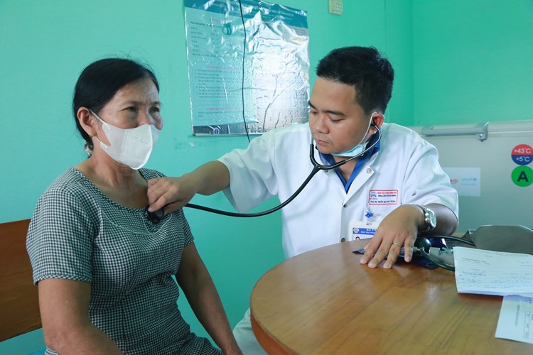Khám chữa bệnh miễn phí cho người dân vùng rốn lũ Thừa Thiên Huế - Anh 1