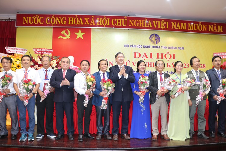 Hội Văn học - Nghệ thuật Quảng Ngãi: Khơi dậy niềm đam mê, tinh thần sáng tạo của hội viên - Anh 2