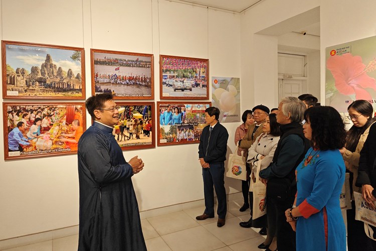 Khai mạc Triển lãm ảnh “Văn hóa nghệ thuật các nước ASEAN” - Anh 1