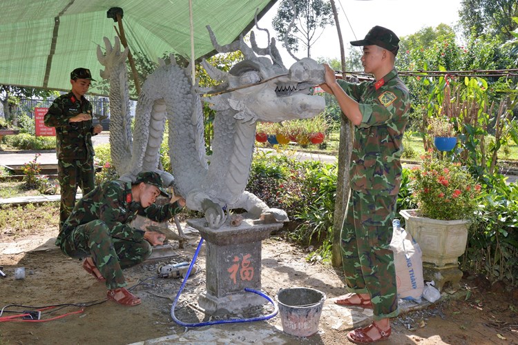 Bộ đội Quảng Ngãi trang trí, trồng hoa đón Tết - Anh 4