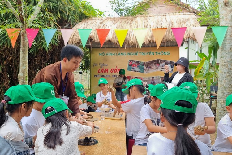 Du lịch tham quan, học tập hút khách đầu năm - Anh 8