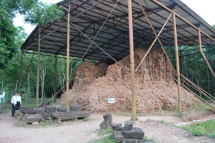 Chuyên gia Ấn Độ làm việc về công tác bảo tồn tháp Chăm ở Quảng Nam - Anh 2