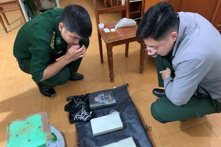 Phát hiện gần 3kg ma túy trôi dạt vào bờ biển Quảng Ngãi - Anh 2