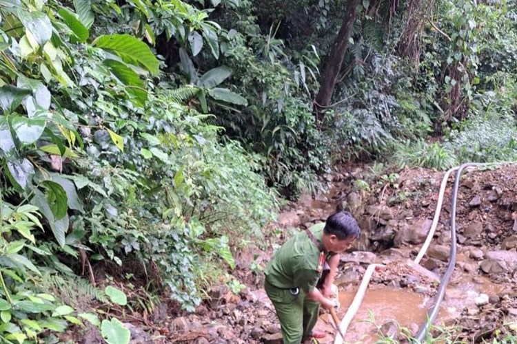 Quảng Ngãi: Truy quét, ngặn chặn khai thác vàng trái phép - Anh 1