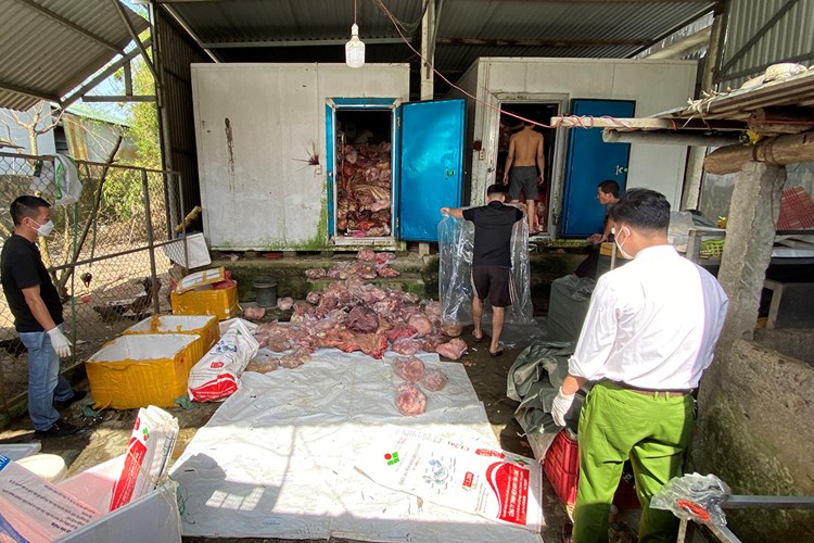 Thừa Thiên Huế: Thu giữ hơn 3 tấn thực phẩm không rõ nguồn gốc xuất xứ - Anh 1
