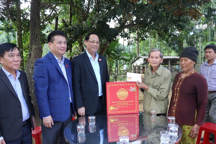 Phó Chủ tịch Quốc hội Trần Quang Phương thăm, chúc Tết tại huyện miền núi Trà Bồng - Anh 2
