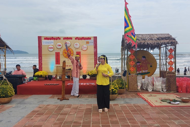 Sôi động các trò chơi dân gian tại chương trình vui Xuân bãi biển Đà Nẵng - Anh 4