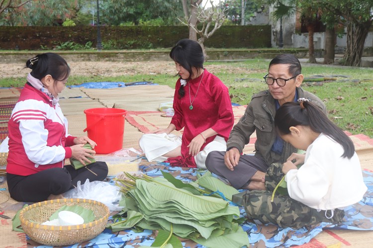 Phiên chợ ngày Tết - sân chơi gắn kết tình cảm gia đình - Anh 3