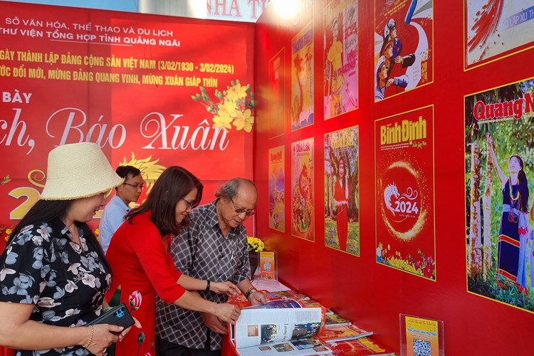 Quảng Ngãi trưng bày gần 200 ấn phẩm báo Xuân Giáp Thìn - Anh 3