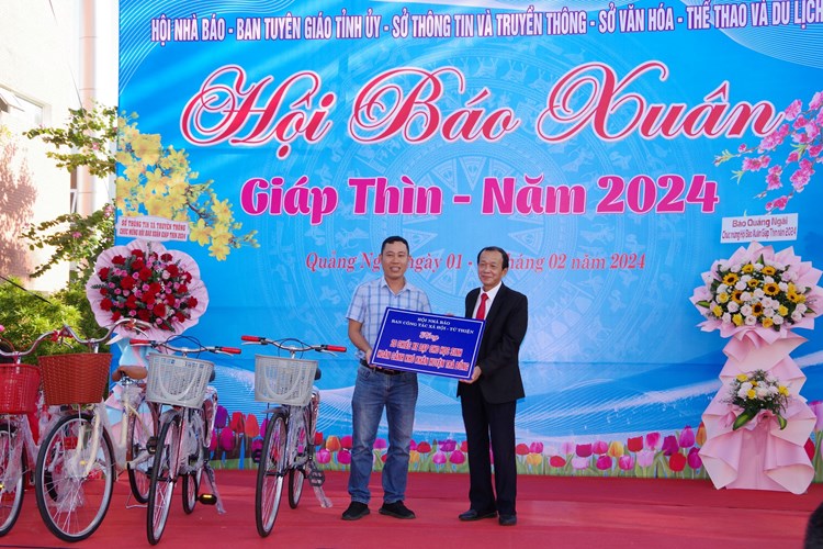 Quảng Ngãi trưng bày gần 200 ấn phẩm báo Xuân Giáp Thìn - Anh 5