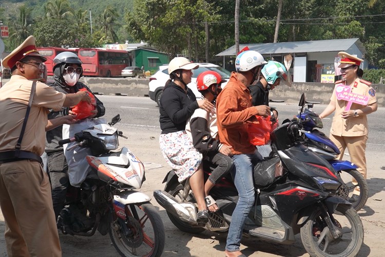 Cảnh sát giao thông Quảng Ngãi tặng quà, hỗ trợ người dân đi xe máy về quê ăn Tết - Anh 2