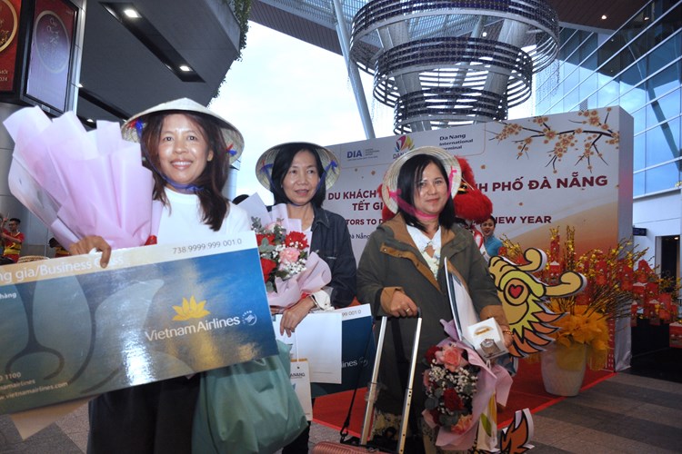 Sân bay quốc tế Đà Nẵng tấp nập đón khách ngày đầu năm mới 2024 - Anh 1
