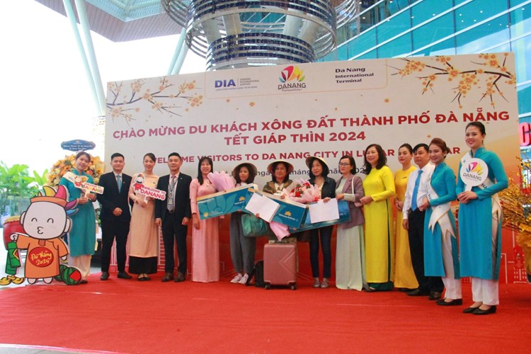 Sân bay quốc tế Đà Nẵng tấp nập đón khách ngày đầu năm mới 2024 - Anh 3
